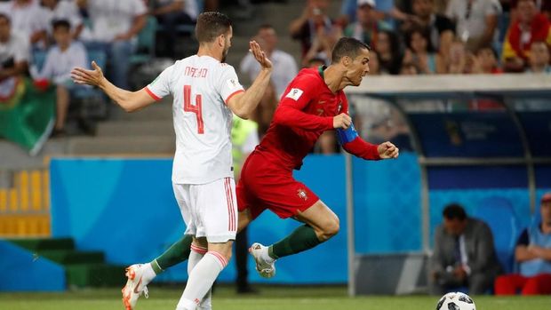 Kontak Cristiano Ronaldo dengan Nacho yang berbuah penalti untuk Portugal.