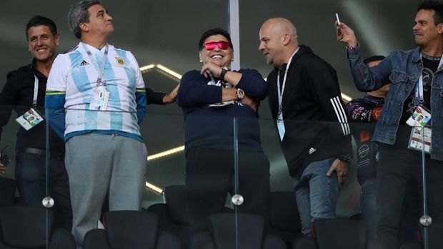 Diego Maradona hadir di Stadion Otkritie Arena.