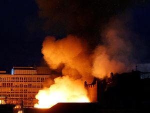 Kebakaran Landa Sekolah Seni Ternama di Glasgow Kebakaran Landa Sekolah Seni Ternama di Glasgow