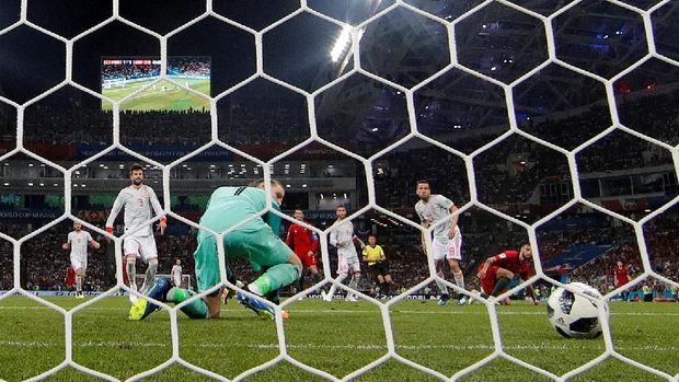 Blunder yang dilakukan David De Gea dan membuat gawangnya kebobolan oleh Cristiano Ronaldo. (