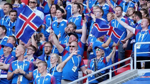 Suporter Islandia setia mendukung tim nasional mereka di Piala Dunia 2018.