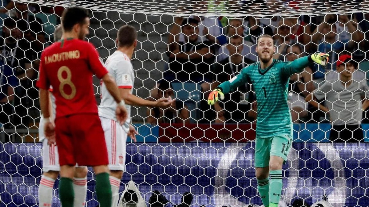 David De Gea dibela pelatih Spanyol, Fenandho HIerro, (Foto: Carlos Barria/Reuters)