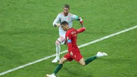 Cristiano Ronaldo mencatatkan namanya di papan skor lagi menjelang turun minum. Tendangan kaki kirinya salah diantisipasi David De Gea, hingga masuk ke gawang. (Foto: Lucy Nicholson/Reuters)