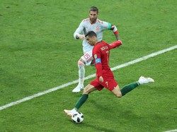 Cristiano Ronaldo mencatatkan namanya di papan skor lagi menjelang turun minum. Tendangan kaki kirinya salah diantisipasi David De Gea, hingga masuk ke gawang. (Foto: Lucy Nicholson/Reuters)