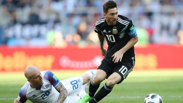 Tendangan Messi di samping kanan gawang Islandia.
