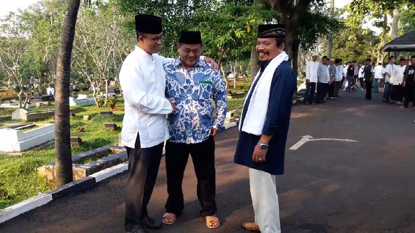 Foto: Anies Halalbihalal dengan Warga di Makam