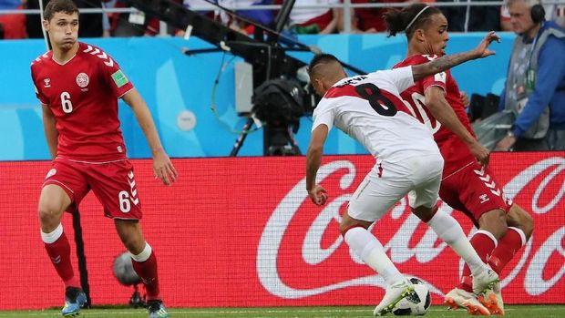 Momen ketika Christian Cueva dilanggar dan wasit harus melihat VAR.