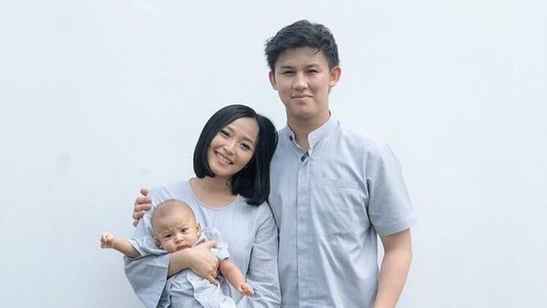 Lebaran Rinni Wulandari dan Jevin Julian Bersama Buah Hati