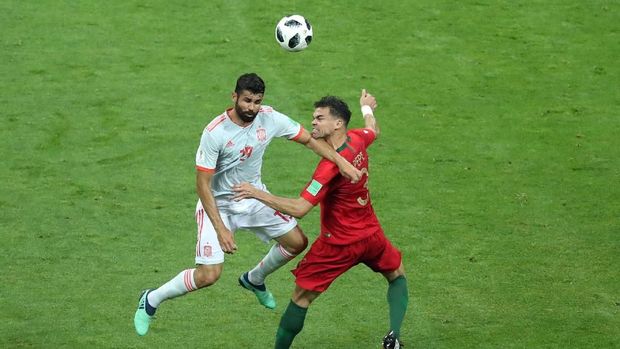 Sikutan Diego Costa ke Pepe dalam duel perebutan bola sebelum gol terjadi.