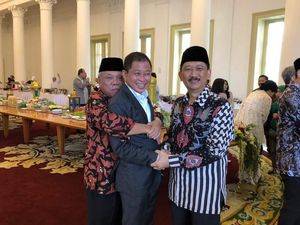 Lebaran ke Istana Bogor, Jonan Dipeluk Basuki dari Belakang