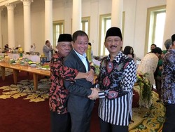 Lebaran ke Istana Bogor, Jonan Dipeluk Basuki dari Belakang