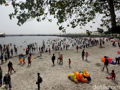 H+1 Lebaran, Pengunjung Banjiri Pantai Ancol