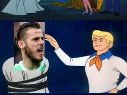 Atau jangan-jangan Karius sengaja menyamar menjadi De Gea sampai akhirnya membuat blunder? (Foto: Twitter @footyjokes)