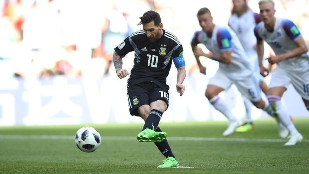 Lionel Messi gagal mengeksekusi penalti saat melawan Islandia.