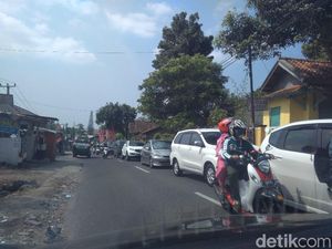 Jalur Selatan Garut Dipadati Kendaraan Wisatawan