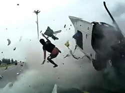 Momen Mengerikan Sopir Truk Terlempar Karena Tidak Pakai Seatbelt