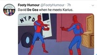 Kalau De Gea dan Karius bertemu pasti akan saling tunjuk. (Foto: Twitter @FootyHumour)