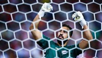Fernando Pacheco menggagalkan penalti Messi pada ajang La Liga 2017/2018. (Foto: Gonzalo Arroyo Moreno/Getty Images)