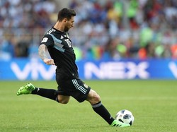 Ayunan dan tumpuan kaki Messi tampak sempurna saat menendang penalti. Tapi... (Foto: Ryan Pierse/Getty Images)