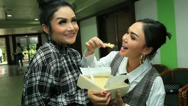 Asyiknya Krisdayanti Saat Kulineran Bersama Keluarga