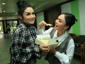 Asyiknya Krisdayanti Saat Kulineran Bersama Keluarga