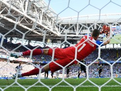 Dari angle ini, Halldorsson tampak jelas menghalau tendangan Messi. (Foto: Ryan Pierse/Getty Images)