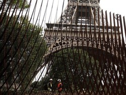 Pagar Antiterorisme Dipasang di Menara Eiffel