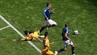 Di babak kedua, Prancis masih tampil menekan. Pada menit ke-54, Josh Risdon harus melanggar Antoine Griezmann di kotak penalti. (Foto: Sergio Perez/Reuters)