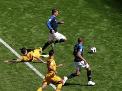 Di babak kedua, Prancis masih tampil menekan. Pada menit ke-54, Josh Risdon harus melanggar Antoine Griezmann di kotak penalti. (Foto: Sergio Perez/Reuters)