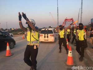 Tarik Mang! Polisi Joget Hibur Pemudik Kena Macet di Kalikuto