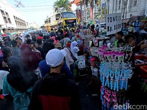 PKL Penuhi Pedestrian di Kota Tua, Pejalan Kaki Baper