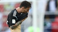 Messi masih terlihat lesu saat meninggalkan lapangan. Foto: Carl Recine/Reuters
