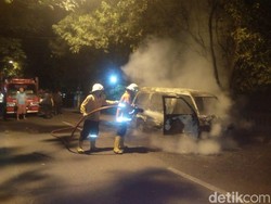 Hendak Balik ke Sidoarjo, Mobil Pemudik Ini Terbakar di Jombang