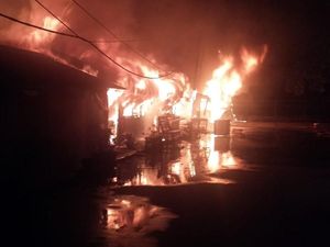 Ketika Api Besar Melahap Bedeng-bedeng di Jakarta Barat Ketika Api Besar Melahap Bedeng-bedeng di Jakarta Barat