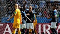 Griezmann langsung mendapat pelukan dari rekan-rekannya. Sementara pemain Australia cuma bisa terdiam melihat gawangnya bobol. (Foto: Toru Hanai/Reuters)