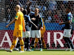 Griezmann langsung mendapat pelukan dari rekan-rekannya. Sementara pemain Australia cuma bisa terdiam melihat gawangnya bobol. (Foto: Toru Hanai/Reuters)
