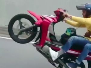Gaya-gayaan Wheelie Naik Motor Bebek Ngikutin Rossi, Eh Nyusruk!