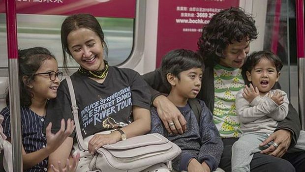 Widi Mulia bersama suami dan anak-anaknya