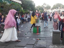 Jorok! Pengunjung Kota Tua Banyak yang Buang Sampah Sembarangan