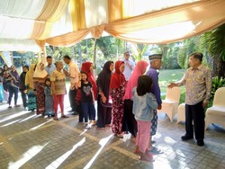 Ingin Salaman dan THR, Warga Makassar Antre Hadiri Open House JK