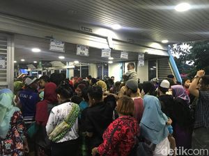 Ragunan Tutup, Pengunjung Penuhi Halte TransJakarta
