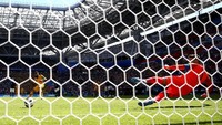 Mile Jedinak yang menjadi algojo Australia bisa mengecoh kiper Prancis Hugo Lloris saat mengeksekusi penalt. Australia menyamakan skor menjadi 1-1. (Foto: Catherine Ivill/Getty Images)