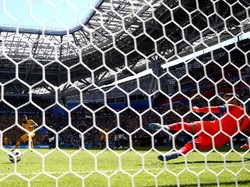 Mile Jedinak yang menjadi algojo Australia bisa mengecoh kiper Prancis Hugo Lloris saat mengeksekusi penalt. Australia menyamakan skor menjadi 1-1. (Foto: Catherine Ivill/Getty Images)