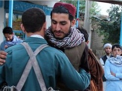 Militan Taliban dan Tentara Afghanistan Pelukan saat Jeda Idul Fitri