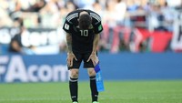 Messi pun harus tertunduk, gagal menjadi penentu Argentina. Dia sudah tiga kali tak memasukan bola lewat penalti saat berseragam Argentina. Tim Tango harus puas dengan hasil 1-1. (Foto: Carl Recine/Action Images via Reuters)