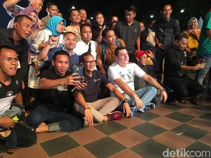 Duduk Lesehan, Sandiaga Nobar Piala Dunia di Jakarta Fair Duduk Lesehan, Sandiaga Nobar Piala Dunia di Jakarta Fair