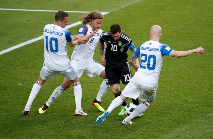 lionel messi argentina vs islandia piala dunia 2018 Soccer Football - World Cup - Group D - Argentina vs Iceland - Spartak Stadium, Moscow, Russia - June 16, 2018 Argentina's Lionel Messi in action with Iceland's Birkir Bjarnason, Emil Hallfredsson and Gylfi Sigurdsson REUTERS/Christian Hartmann