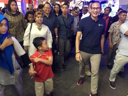 Ingin Nostalgia, Sandi Ajak Anak Bungsu ke Jakarta Fair