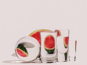 Keren! Fotografer Ini Bentuk Seni Distorsi Pada Makanan Lewat Gelas Kaca