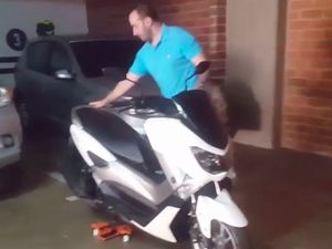 Pakai Alat Mirip Skate Board, Memindahkan Yamaha Nmax Jadi Enteng